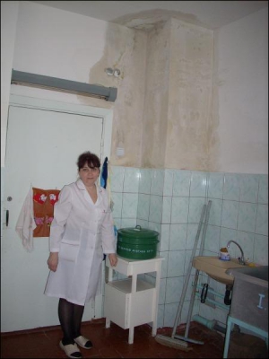 Медсестра детского отделения Комсомольской городской больницы Наталия Шарапова показывает в столовой потолок, который залило от дождей