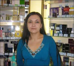 Консультант із продажу косметики та парфумерії магазину ”Енджел” у Полтаві Альона Северин: ”Парфуми залишають після себе ароматичний шлейф”