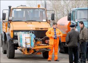 Працівники ”Київавтодору” біля нової вантажівки ”мерседес” із поки ще складеними щітками
