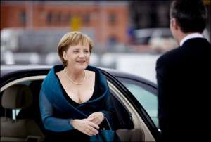 Ангела Меркель пришла на открытие нового здания национального оперного театра в столице Норвегии Осло в платье с декольте. Немцы привыкли видеть ее в закрытом брючном костюме