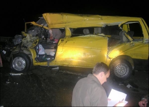 Желтый микроавтобус ”фольксваген” с девятью пассажирами столкнулся с грузовиком MAН