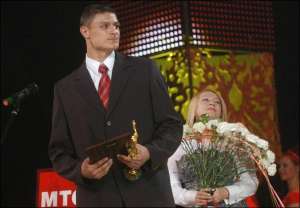 Микита Нестеренко отримує приз у номінації ”Спортивна сенсація року”. Київ, 25 березня 2008 року