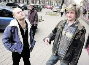 Андрей Маркив (слева) и Владимир Новиков из группы ”Флит” коллекционируют ежиков