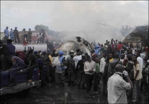 Одразу після злету літак упав на ринок у житловому районі міста Гома. Усі пасажири вціліли. З-під уламків літака дістали щонайменше 21 тіло місцевих жителів