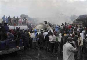 Сразу после взлета самолет упал на рынок в жилом районе города Гома. Все пассажиры уцелели. Из-под обломков самолета достали по меньшей мере 21 тело местных жителей
