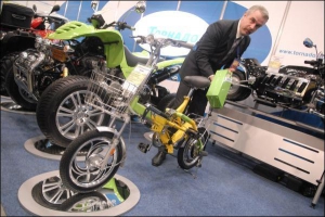 Григорій Музиченко виймає вмонтований під сидінням акумулятор електровелосипеда TDR 49Z. Він витримує 500 перезарядок