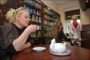 45-летняя Наталия работает парикмахером на улице Нижний Вал на Подоле, через дорогу от ”Зеленой аптеки”. Ежедневно заходит в фитобар выпить травяного чая. Домой покупает ”Артишок” для улучшения работы печени