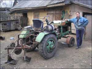 Ростислав Бидный в своем дворе в селе Матвеевка Сосницкого района на Черниговщине показывает самодельный трактор. В качестве образца мужчина использовал трактор, собранный тестем