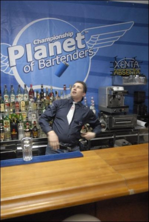 Викладач Сергій Хоров змішує коктейль ”Юлія” в навчальній барній студії ”Мобільного бару”. Використовує динний лікер, джин та апельсиновий сік