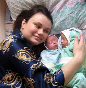 Черкащанка Галина Зекунова с двойняшками Ромой и Сашей в отделении для новорожденных и недоношенных детей Черкасской областной больницы. Малыши появились на свет на 33-й неделе беременности. Сейчас дети набирают вес