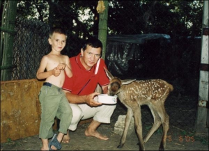 Леонід Савін із сином Богданом у мисливському угідді в селі Кринки Цюрупинського району Херсонщини у червні 2005 року. Чоловік протягом 9 років розводить звірів
