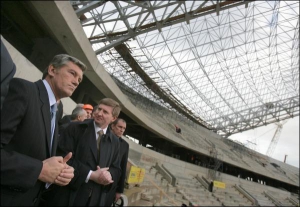 Ринат Ахметов (справа) рассказывает о строительстве стадиона ”Шахтер” Виктору Ющенко