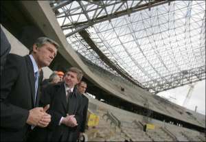 Рінат Ахметов (праворуч) розповідає про будівництво стадіону ”Шахтар” Вікторові Ющенку