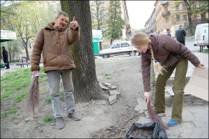 Степан Деревянко первым пришел убирать сквер возле пороховой башни во Львове. Ему помогает волонтер Ольга Ильчишин