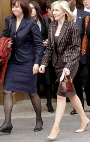 Джоан Роулінг (праворуч) залишає засідання суду в Нью-Йорку. Письменниця судитиметься з видавництвом, яке планувало видати енциклопедію до романів про Гаррі Поттера. Її уклав шкільний бібліотекар Стів Вандер Арк