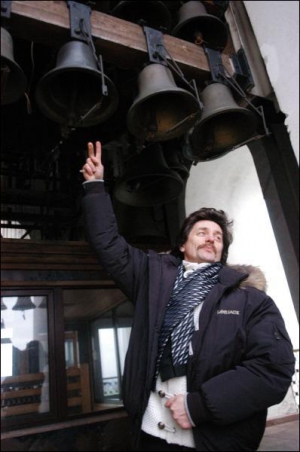 Київський дзвонар Георгій Черненко біля карильйону на Михайлівській дзвіниці