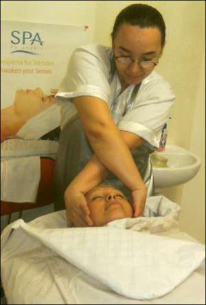 Пацієнтка Ірина Попадюк, 29 років, на сеансі медово-винного масажу втретє. Жінка сподівається відновити колір і покращити контур обличчя. Перед процедурою вино нагрівають майже до кипіння. На шкіру наносять охолодженим