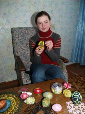 Ірина Сичова обклеює бісером дерев’яні заготовки, схожі на курячі та гусячі яйця. На одну витрачає до трьох годин