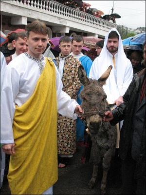 18-летний семинарист Ярослав Шевчук в роли Иисуса Христа во время инсценизации его вхождения в Иерусалим