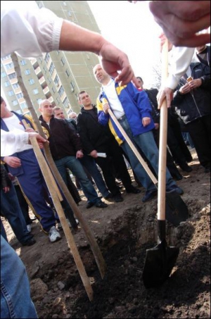 Олександр Турчинов у куртці київського ”Динамо” минулої суботи саджав дерева у Києві 