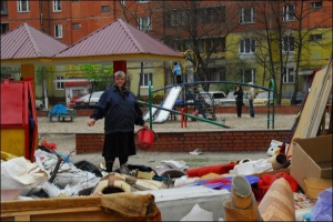 Так виглядав смітник у дворі будинку №8 на проспекті Маяковського минулого четверга, за день до того, як комунальники вивезли увесь непотріб