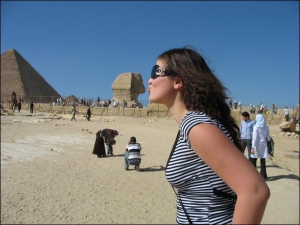 Киянка Інна Козій cфотографувалася в Єгипті зі сфінксом. Дівчинка— єгиптянка порадила їй зробити губами, наче заміжня. У країні цілуватися дозволено лише одруженим
