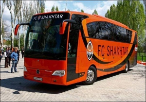 Новый автобус ”Шахтера” рассчитан на 32 пассажира. Он оборудован микроволновкой, холодильником, видеосистемой с ТВ-тюнером и DVD