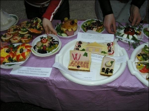 Кафедра информационных систем и технологий Полтавской аграрной академии на выставке представила бутерброды в виде ноутбука, мобильного телефона и рушника