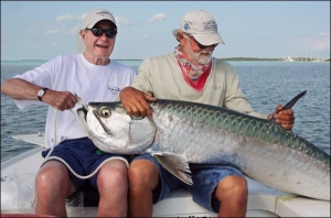 Джордж Буш-старший (ліворуч) на риболовлі із другом Джорджем Вудом. Атлантичний хижий тарпон виростає до 2,4 метра, вага іноді сягає 150 кілограмів