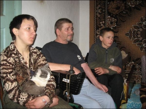 Леся (тримає кота), Станіслав та Анатолій Комарніцькі у своїй хаті в селі Климківці на Хмельниччині