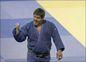 Только что Евгений Сотников завоевал бронзовую награду на чемпионате Европы. Лиссабон, 13 апреля 2008 года