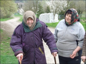 91-летняя Надежда Бережнюк (слева) и 62-летняя Ольга Семенюк на дороге недалеко от сельмага. Ольга Семенюк проработала в этом магазине 20 лет