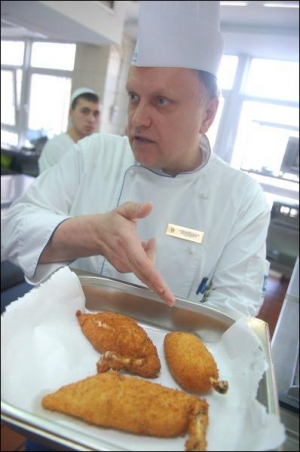Шеф-повар столичного ресторана гостиницы ”Днепр” Вячеслав Грибов приготовил котлеты по-киевски тремя способами. Ему нравится классический — с прямой косточкой