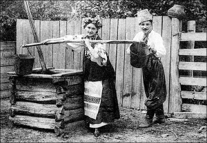 Жарти біля криниці: дівчина й парубок із Бахмача на Чернігівщині.Початок XX століття