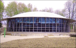 Виктор Тесленко в 1980-ом впервые увидел летающую тарелку. Дом культуры в Лубнах он с партнерами построил в форме НЛО