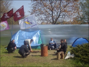 Возле огороженного парка ”Юбилейный” в Кременчуге две недели круглосуточно стоят две палатки. Пикетчики против вырубки в нем деревьев