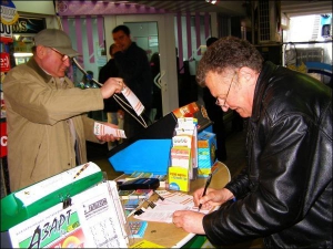 У Полтаві Євген Шаповал (зліва) продає білети лотереї ”Кено” пенсіонеру Валерієві Анісімову. Минулого разу він купив сім білетів за 14 гривень, а виграв 31