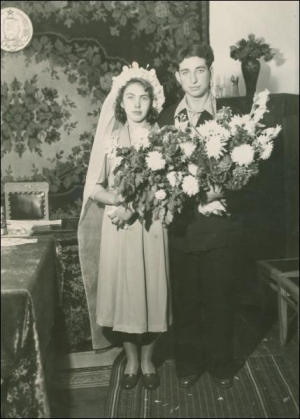 Костянтин і Олександра Пономаренки фотографуються в Полтавському РАЦСі після реєстрації шлюбу 5 листопада 1960 року. Через два дні пара відгуляє весілля на Дублянщині під Полтавою в хаті Олександриної бабусі Параски
