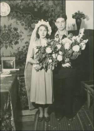 Константин и Александра Пономаренко фотографируются в Полтавском Рацсе после регистрации брака 5 ноября 1960 года. Через два дня пара отгуляет свадьбу на Дублянщине под Полтавой в доме Александриной бабушки Параски