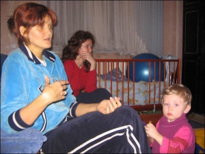 Жительница Черновцов Лидия Порфирюк (слева) с сестрой Мариной Перебыковской вдвоем ухаживают за двухлетним Александром