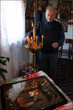 Шахтеры-коллеги просили Александра Евтушко поставить за них свечи. Он зажигает их возле иконы Николая Чудотворца у себя дома