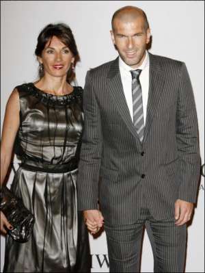 Француз Зинедин Зидан со своей женой Вероник на вечеринке часовой марки IWC в Женеве 8 апреля 2008 года