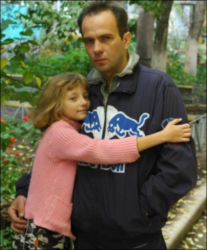 Олександр Матвійчук з донькою Аліною в Одесі. Чоловік до восьми років виховував дівчинку сам, нині суд віддав її матері