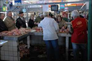 Очередь за мясом из Госрезерва в четверг, 24 апреля, на подольском Житнем рынке