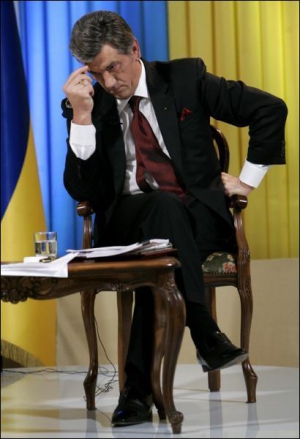Президент України Віктор Ющенко вважає, що за футбольними мірками дії уряду тягнуть на ”жовту картку”