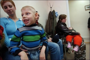 Денис Проценко заболел в три месяца. В институт проблем боли его привезли родные. Поехать в Киев им посоветовали в больнице в Сумах