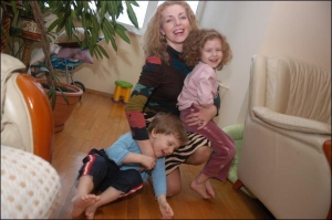 Лилия Добжанская, жена киевского скульптора Олега Пинчука, играет с детьми Оксаной и Богданом в своей квартире на Краснозвездном проспекте