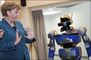На промышленной выставке в Ганновере (Германия) впервые показали робота-гуманоида Промет. Он умеет танцевать и работать по хозяйству. Весит разработка японских инженеров 58 кг с батареями, рост — 154 см. Машина поразила канцлера Германии Ангелу Меркель