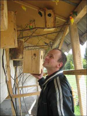 Андрій Гембарський тримає у центрі й екзотичних птахів. Показує клітки з папугами — він приніс із дому 20 пташок. За зиму вони розмножилися