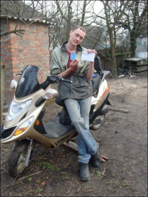 Виталий Тертишник из райцентра Чернобай в апреле получил в ГАИ ”Карточку водителя мопеда и велосипеда” 